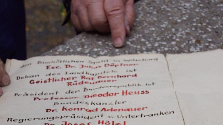 Viel "Aktuelles" von 1955 steht in der offiziellen Turmkugel-Urkunde von 1955, geschrieben vom damaligen Stettfelder Bürgermeister F. Waschenfelder, der Kunstmaler war.Sabine Weinbeer
