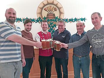 Ein Prost auf die heimische Bierkultur: Joachim Beetz, Max Göller, Sebastian Gocker, Michael Bayer, Gunther Hartleb und Michael Raab (von links) stoßen auf die erfolgreiche Amtszeit des ersten Bierprinzen des Landkreises Haßberge an.  Foto: Moni Göhr/Landratsamt Haßberge