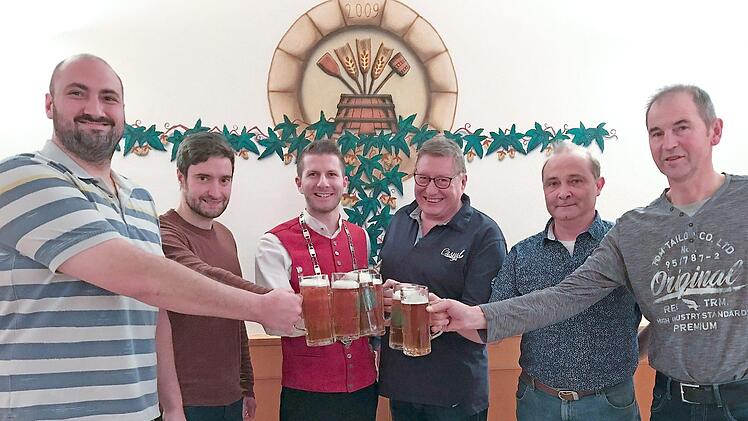 Ein Prost auf die heimische Bierkultur: Joachim Beetz, Max Göller, Sebastian Gocker, Michael Bayer, Gunther Hartleb und Michael Raab (von links) stoßen auf die erfolgreiche Amtszeit des ersten Bierprinzen des Landkreises Haßberge an.  Foto: Moni Göhr/Landratsamt Haßberge