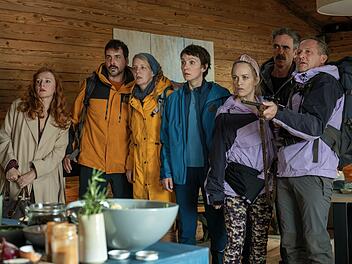 Eigentlich hatten sie sich auf ein sch&ouml;nes Wochenende zu siebt gefreut, doch vor Ort erwartet die Freunde eine gro&szlig;e &Uuml;berraschung, von links: Ines (Brigitte Hobmeier), Harry (Marcel Mohab), Sanne (Katrin Wichmann), Juliane (Julia Koschitz), Paula (Friederike Kempter), Edwin (Felix Hellmann) und Pascal (Maximilian Br&uuml;ckner).