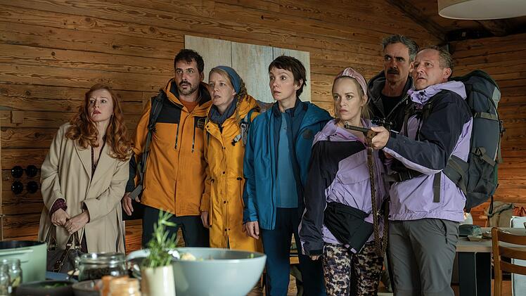 Eigentlich hatten sie sich auf ein sch&ouml;nes Wochenende zu siebt gefreut, doch vor Ort erwartet die Freunde eine gro&szlig;e &Uuml;berraschung, von links: Ines (Brigitte Hobmeier), Harry (Marcel Mohab), Sanne (Katrin Wichmann), Juliane (Julia Koschitz), Paula (Friederike Kempter), Edwin (Felix Hellmann) und Pascal (Maximilian Br&uuml;ckner).