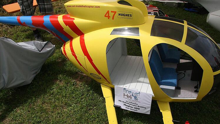 Ein lackierter Rohling - in diesem Fall stand ein Hubschrauber Pate, wie ihn einst "Magnum" in der gleichnamigen TV-Serie flog.