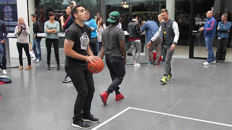 Die Adidas-Mitarbeiter zeigten ihr Basketball-Talent. Foto: Max Kaltenhäuser