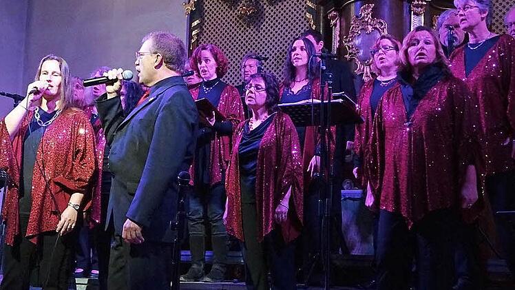 Anja Schmidt und Diethelm Schorscher beeindruckten mit ihrem Duett "Pie Jesus". Schorscher fungiert nicht nur als Tenor-Sängern sondern auch als organisatorische Leitung der Musikformation.