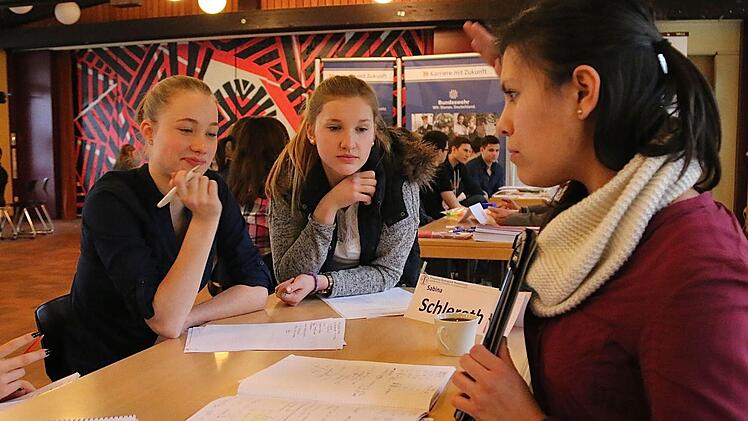 Beratungstisch mit Sabina Schlereth (Pharmazie UNI Würzburg). Foto: Gerd Schaar