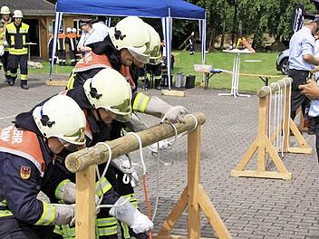 Schnell mit dem Seil: Das Binden von Feuerwehrknoten war eine von zwölf Disziplinen, an denen sich das Weismainer Quartett, Roland Dauer, Steffen Droschke, Klaus Dück und Daniel Droschke (vorne, v. li.) im vergangenen Jahr den Leistungsmarsch-Sieg beim 14. Oberfränkischen Erwachsenenleistungmarsch in Sparneck (Landkreis Hof) holte. Außerhalb von Weismain haben die Wehren ein Problem, weil viele Mitglieder außerhalb des Stadtgebietes arbeiten. Mit dem Thema beschäftigte sich jetzt die SPD. Fot...