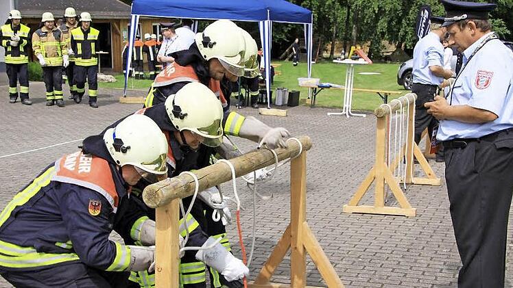 Schnell mit dem Seil: Das Binden von Feuerwehrknoten war eine von zwölf Disziplinen, an denen sich das Weismainer Quartett, Roland Dauer, Steffen Droschke, Klaus Dück und Daniel Droschke (vorne, v. li.) im vergangenen Jahr den Leistungsmarsch-Sieg beim 14. Oberfränkischen Erwachsenenleistungmarsch in Sparneck (Landkreis Hof) holte. Außerhalb von Weismain haben die Wehren ein Problem, weil viele Mitglieder außerhalb des Stadtgebietes arbeiten. Mit dem Thema beschäftigte sich jetzt die SPD. Fot...