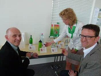 Über Getränke im Sport referierte die AOK-Ernährungsberaterin Ulrike Umlauft (Mitte). Das interessierte auch Wolfgang Heyder (links) und AOK-Direktor Christian Grebner (rechts). Foto: Lothar Weidner