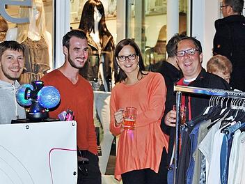 Besucher und Einzelhändler kamen bei der "Fränkischen Nacht" in Bad Kissingen auf ihre Kosten. Fotos: Sigismund von Dobschütz