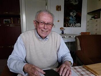 Roland Raab in seiner Bamberger Wohnung. Bis ins hohe Alter bleibt er den Zeugen Jehovas treu. Foto: Marion Krüger-Hundrup