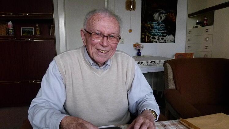 Roland Raab in seiner Bamberger Wohnung. Bis ins hohe Alter bleibt er den Zeugen Jehovas treu. Foto: Marion Krüger-Hundrup