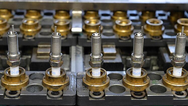 Zündkerzen in einer Fertigungslinie des Autozulieferers Bosch im Werk Bamberg Foto: Ronald Rinklef