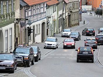 Es ist eng: Die Hauptstraße ist ein neuralgischer Punkt. Mit einer neuen Parkregelung und mit Kontrolle soll Abhilfe geschaffen werden.  Foto: al
