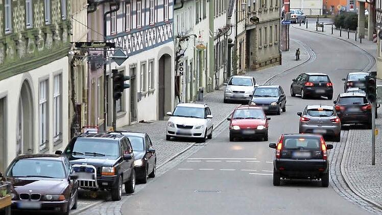 Es ist eng: Die Hauptstraße ist ein neuralgischer Punkt. Mit einer neuen Parkregelung und mit Kontrolle soll Abhilfe geschaffen werden.  Foto: al