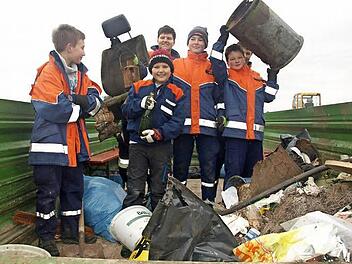 Umwelterziehung der besonderen Art: Viele Kinder beteiligten sich an der Flurreinigungsaktion Ramadama in Oerlenbach. Fotos: Stefan Geiger