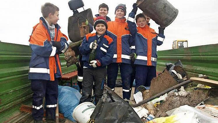 Umwelterziehung der besonderen Art: Viele Kinder beteiligten sich an der Flurreinigungsaktion Ramadama in Oerlenbach. Fotos: Stefan Geiger