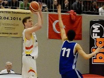 Moritz Sanders setzt zu einem Dreier im Halbfinale gegen Frankreich an.  Foto: Udo Schilling