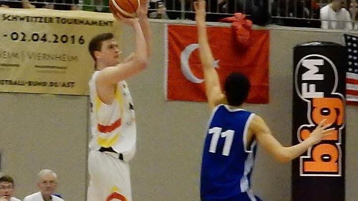 Moritz Sanders setzt zu einem Dreier im Halbfinale gegen Frankreich an.  Foto: Udo Schilling