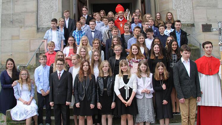 Bei der ersten gemeinsamen Firmung des Seelsorgebereichs Kulmbach Stadt und Land gingen 53 junge Menschen aus den Pfarreien St. Hedwig, Unsere Liebe Frau und Motschenbach zur Firmung. Erzbischof Ludwig Schick spendete das FirmsakramentFoto: Sonny Adam