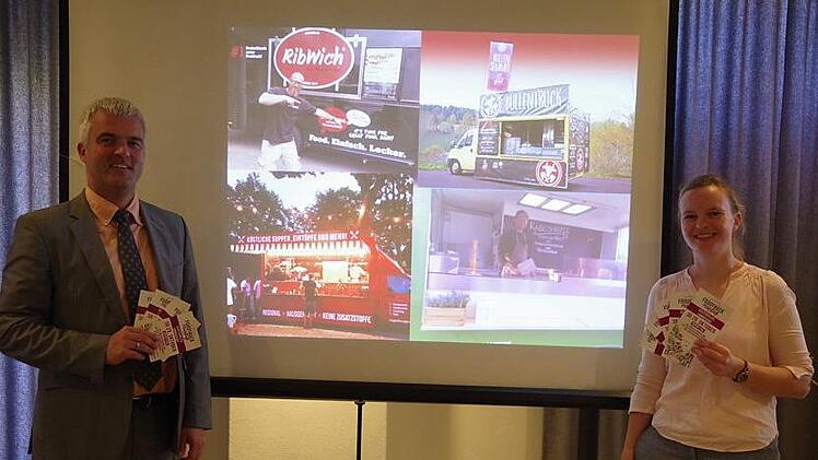 Ludwigsstadts Bürgermeister Timo Ehrhardt und Ann-Sofie Beuerle vom Stadtumbau- und Citymanagement der Stadt freuen sich auf den Herbstmarkt mit dem "Foodtruck RoundUp".Heike Schülein