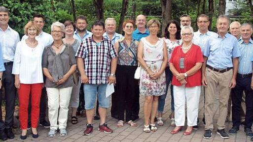 Zusammen mit den politischen Vertretern ihrer Heimatgemeinde stellten sich die Spender, die 25 und 75mal Hilfe für den Nächsten geleistet haben, zu einem Erinnerungsfoto. Fotos: Susanne Deuerling