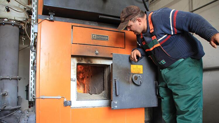 Markus Großkopf überprüft die Hackschnitzelanlage im Adelsdorfer Bauhof. Diese versorgt das bestehende Nahwärmenetz. Foto: Franziska Rieger