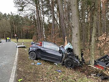 Auf der Kreisstraße 27 bei Oberlangenstadt verunglückte die Fahrerin dieses Opel Corsa. Ihr Wagen war in einen Baum geprallt.  Foto: NEWS5 / Merzbach