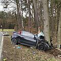 Auf der Kreisstraße 27 bei Oberlangenstadt verunglückte die Fahrerin dieses Opel Corsa. Ihr Wagen war in einen Baum geprallt.  Foto: NEWS5 / Merzbach