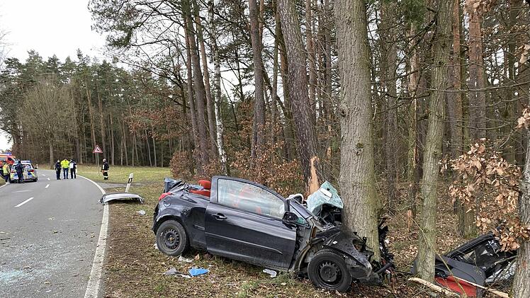 Auf der Kreisstraße 27 bei Oberlangenstadt verunglückte die Fahrerin dieses Opel Corsa. Ihr Wagen war in einen Baum geprallt.  Foto: NEWS5 / Merzbach