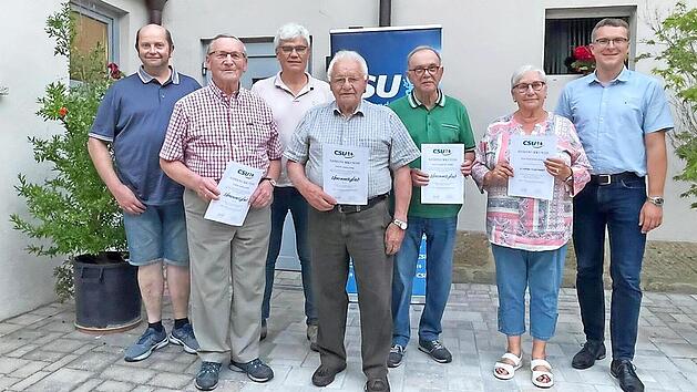 Die geehrten Mitglieder Rosemarie Swieca, Siegfried Dinkel, Toni St&auml;rk und Georg Jung mit dem Vorsitzenden Anton Schatz (rechts), seinem Stellvertreter Horst Amon (links) und stv. Kreisvorsitzendem Bernhard Storath (Dritter von links)