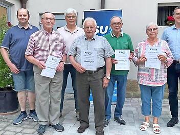 Die geehrten Mitglieder Rosemarie Swieca, Siegfried Dinkel, Toni Stärk und Georg Jung mit dem Vorsitzenden Anton Schatz (rechts), seinem Stellvertreter Horst Amon (links) und stv. Kreisvorsitzendem Bernhard Storath (Dritter von links)