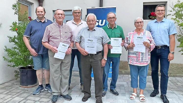 Die geehrten Mitglieder Rosemarie Swieca, Siegfried Dinkel, Toni Stärk und Georg Jung mit dem Vorsitzenden Anton Schatz (rechts), seinem Stellvertreter Horst Amon (links) und stv. Kreisvorsitzendem Bernhard Storath (Dritter von links)