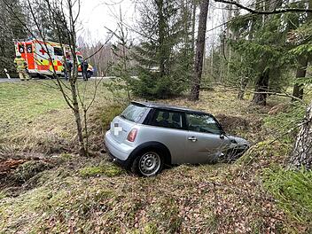 Lkw mit Warnblinker übersehen: Ältere Frau landet mit Pkw im Bach