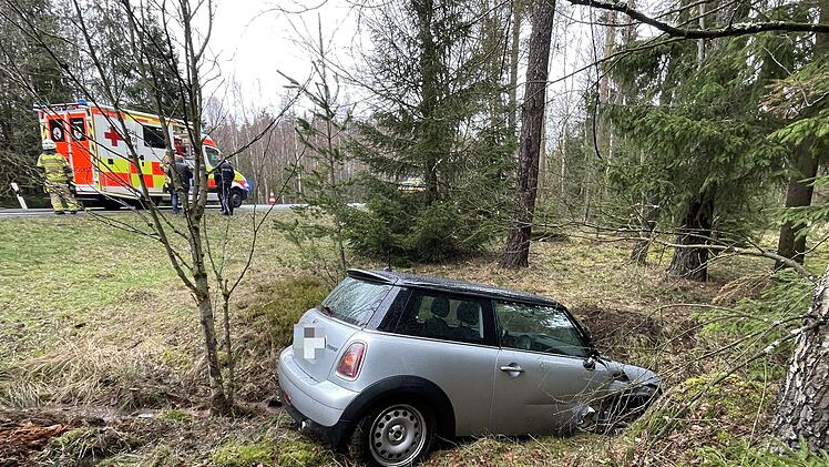 Lkw mit Warnblinker übersehen: Ältere Frau landet mit Pkw im Bach
