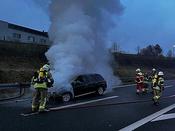 Lichtenfels: Vollsperrung nach Autobrand auf B173  - Feuerwehrmann äußert Verdacht