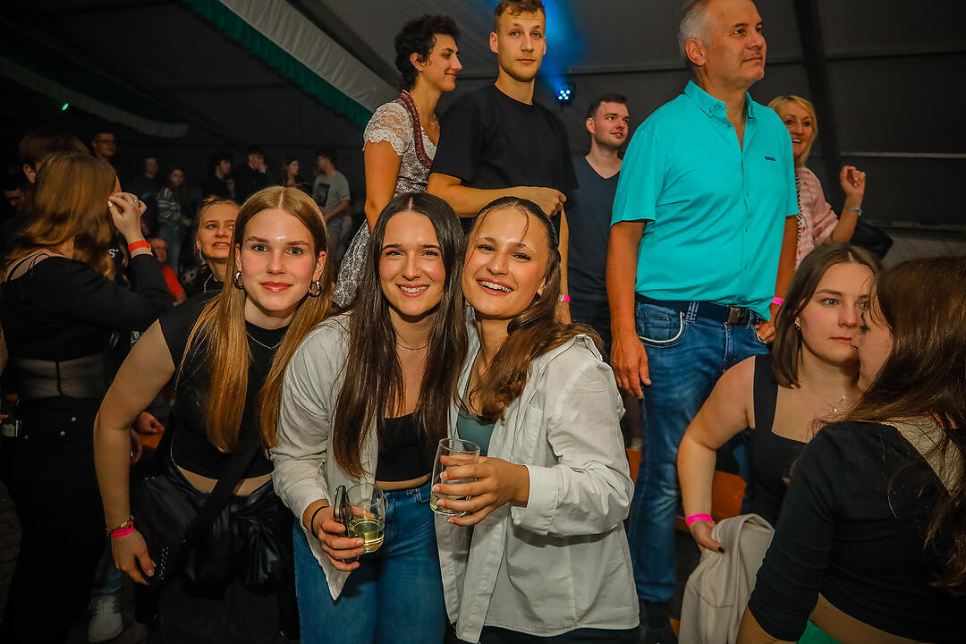 Samstagsparty im Festzelt!