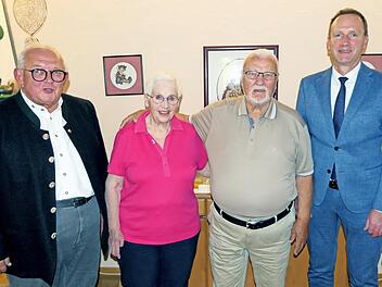 Mathilde und Oswald Vollert aus Haßfurt feierten ihre Eiserne Hochzeit. Auch zweiter Bürgermeister Norbert Geier (links) und der stellvertretende Landrat Michael Ziegler (rechts) überbrachten ihre Glückwünsche.