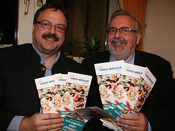 Landtagsvizepräsident Peter Meyer (links) und Bezirksrat Klaus Förster werben warb in Presseck für das Volksbegehren gegen die Studiengebühren Foto: Sonja Adam