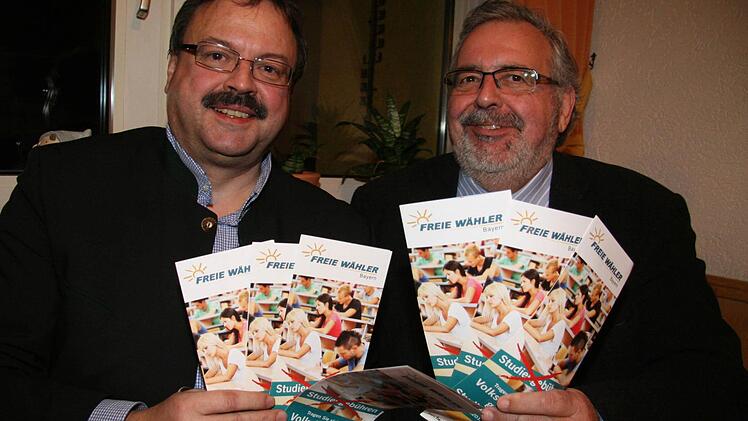 Landtagsvizepräsident Peter Meyer (links) und Bezirksrat Klaus Förster werben warb in Presseck für das Volksbegehren gegen die Studiengebühren Foto: Sonja Adam