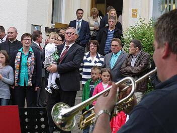 Dem Ständchen der Blaskapelle lauschte Waldemar Kleetz mit Enkelin Emily auf dem Arm. Fotos: Pauline Lindner