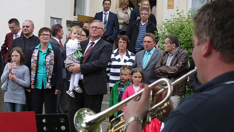 Dem Ständchen der Blaskapelle lauschte Waldemar Kleetz mit Enkelin Emily auf dem Arm. Fotos: Pauline Lindner