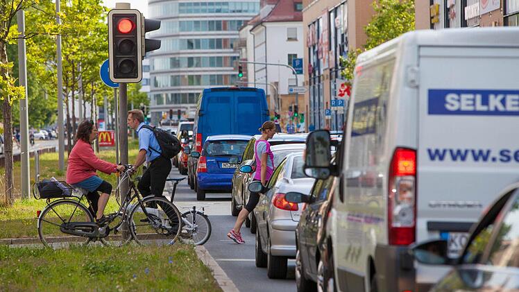 Wartenden Fahrgaesten am Donnerstag (26.06.2014) am Hauptbahnhof in Nuernberg. Die Gewerkschaften haben heute erneut zu einem Warnstreik aufgerufen. Verkehrschaos in Nuernberg.Foto: News5 / Grundmann