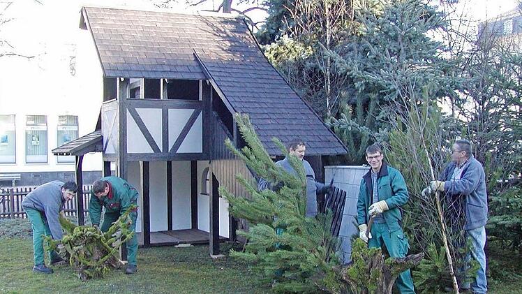 Mitarbeiter des städtische Garten- und Friedhofsamtes bereiten den Aufbau der Krippe am Schönleinsplatz vor. Foto: Stadt Bamberg