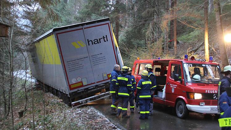 Ein Großaufgebot an Rettungskräften war vor Ort.  Foto: Friedwald Schedel