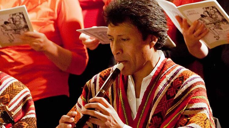 Gemeinsam mit der peruanischen Instrumentalgruppe "Indoamerika Perumanta" führte der Chor "Unerhört" Musik von Ariel Ramirez in der Coburger Heilig-Kreuz-Kirche auf.Foto: Jochen Berger