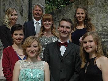 Mit einer 1 vor dem Komma bewältigten diese jungen Damen und Herren erfolgreich ihre Allgemeine Hochschulreife (Abitur) (von links): Anja Ritz, Antonia Rausch, Jule Mühlfriedel, Ida Wächter, Maarten Flessa, Karla Wunder und Fenna Kreuz mit OStD Stefan Adler. Foto: Edwin Meißinger