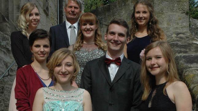 Mit einer 1 vor dem Komma bewältigten diese jungen Damen und Herren erfolgreich ihre Allgemeine Hochschulreife (Abitur) (von links): Anja Ritz, Antonia Rausch, Jule Mühlfriedel, Ida Wächter, Maarten Flessa, Karla Wunder und Fenna Kreuz mit OStD Stefan Adler. Foto: Edwin Meißinger