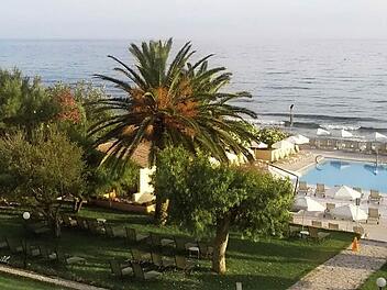 Das Idyll trügt nicht: Auch in diesen schweren Zeiten für Griechenland bietet Korfu den Gästen nur angenehmen Seiten, wie dieses Urlaubsfoto der Untermerzbacher zeigt. Ein Blick vom Hotel-Balkon aufs Meer. Foto: Stephanie Langguth