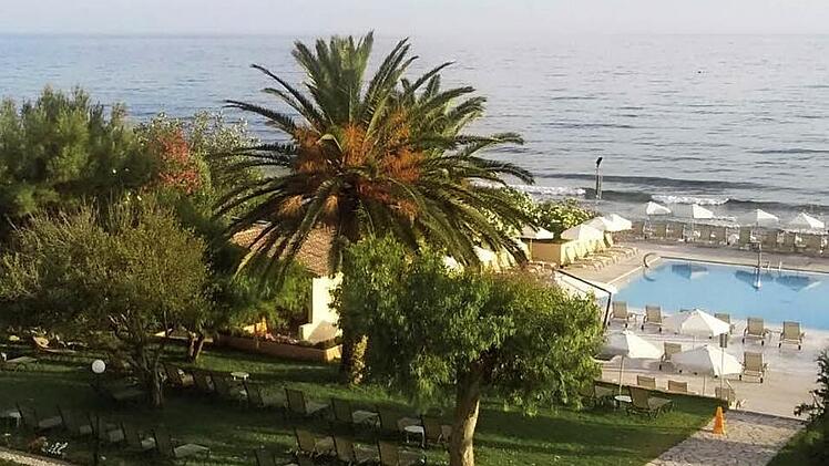 Das Idyll trügt nicht: Auch in diesen schweren Zeiten für Griechenland bietet Korfu den Gästen nur angenehmen Seiten, wie dieses Urlaubsfoto der Untermerzbacher zeigt. Ein Blick vom Hotel-Balkon aufs Meer. Foto: Stephanie Langguth