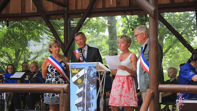 Zweiter Bürgermeister von Ranville Francois Vannier am Mikrofon. Foto: Birgit Will